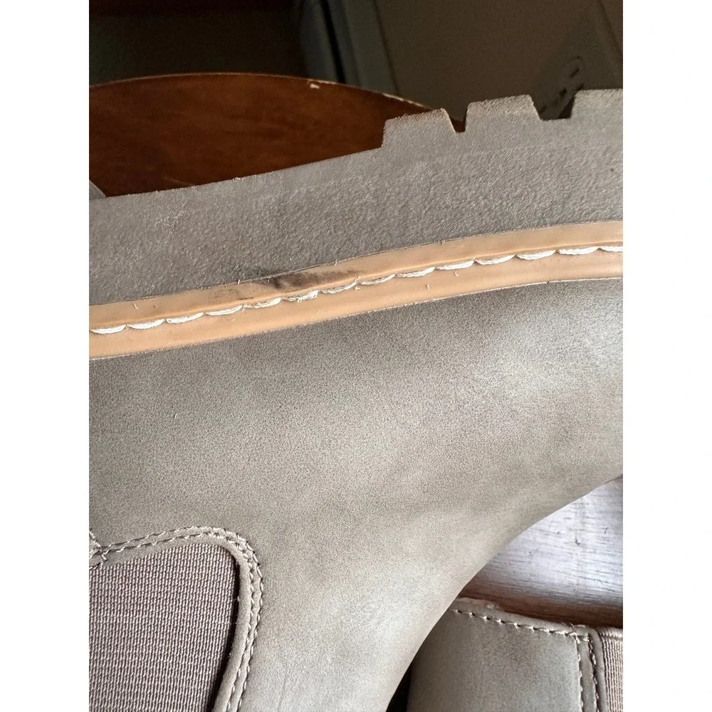 DV Dolce Vita Lobera Taupe Grey Lug Sole Chelsea Ankle Boots Womens 8 Vegan